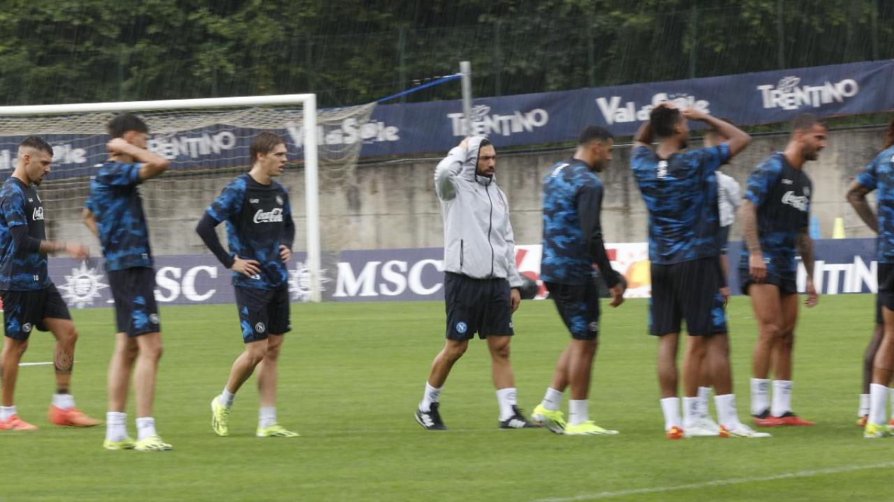 Il Napoli si allena sotto la pioggia