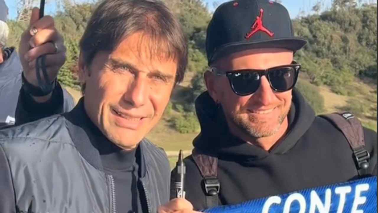 Conte con un tifoso del Napoli