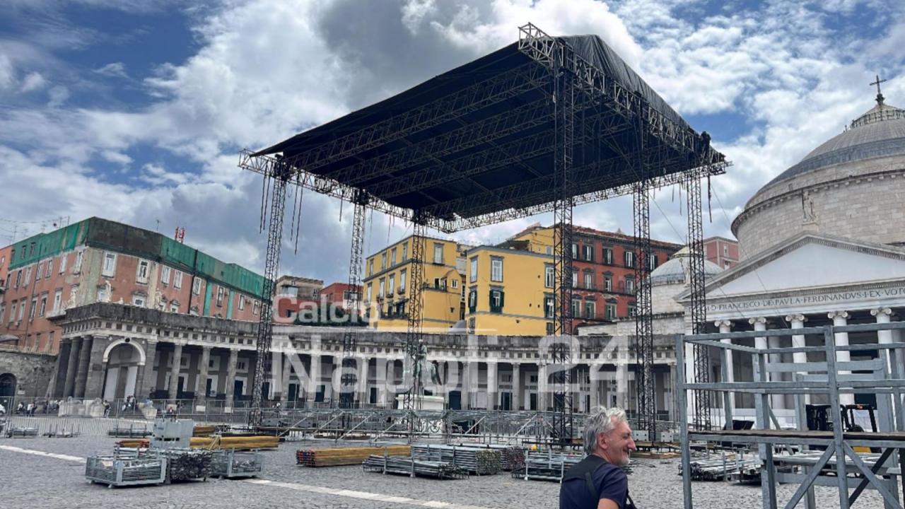 Maxi schermo a Piazza del Plebiscito, Napoli