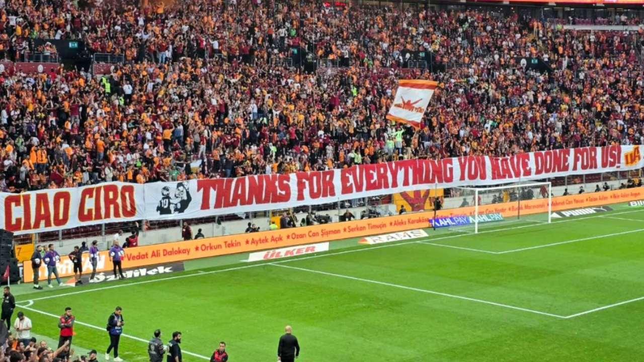 Striscione per Mertens