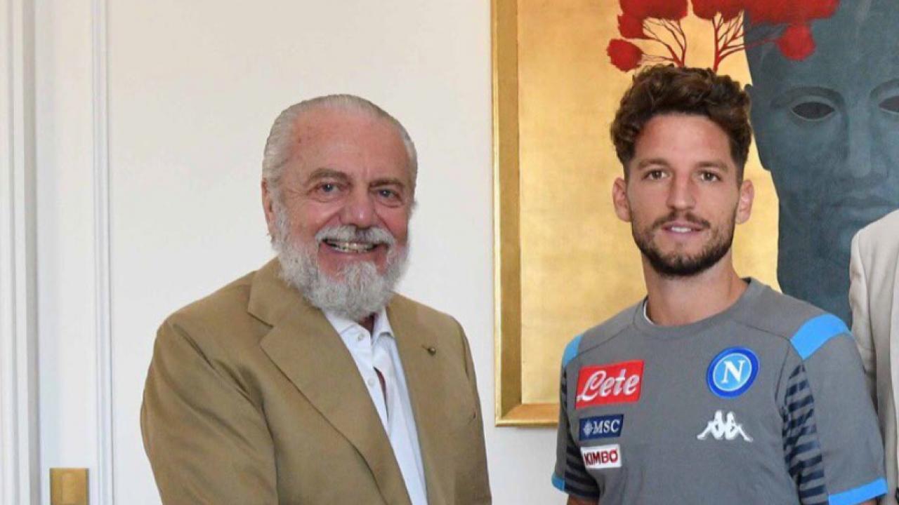 Mertens il giorno della firma con il Napoli