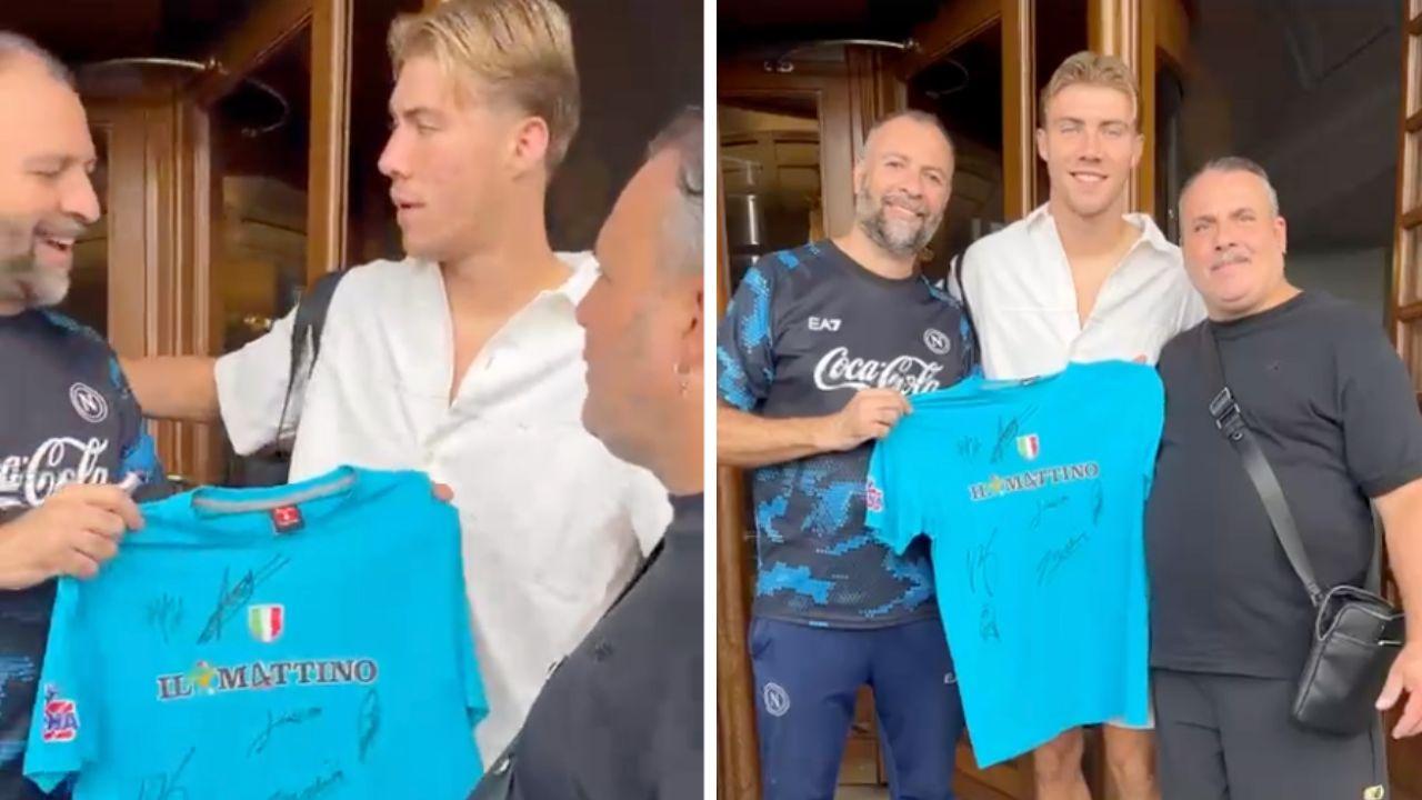 Hojlund con i tifosi del Napoli
