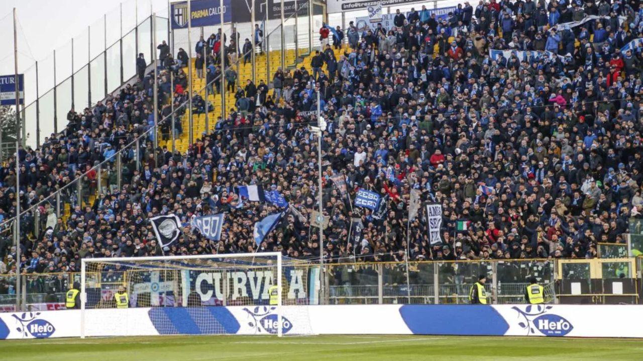 Tifosi del Napoli allo stadio Tardini di Parma