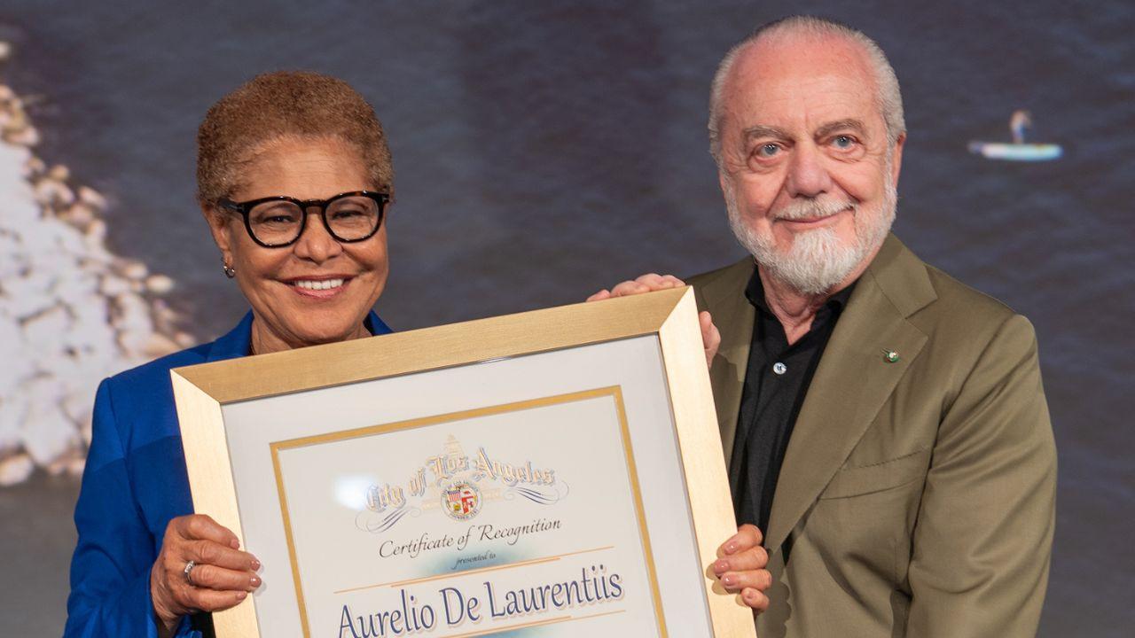 Karen Bass e De Laurentiis
