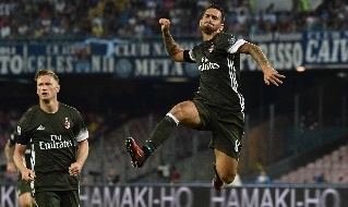 Suso esulta dopo un gol con il Milan contro il Napoli