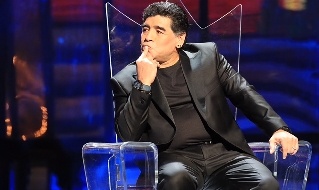 Diego Armando Maradona è un allenatore di calcio, dirigente sportivo ed ex calciatore del Napoli