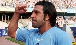 Francesco Montervino esulta con la maglia del Napoli