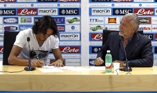 Edinson Cavani firma il rinnovo con Aurelio De Laurentiis