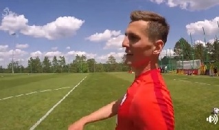 Arkadiusz Milik, noto anche con il diminutivo Arek, è un calciatore polacco, attaccante del Napoli e della nazionale polacca