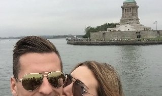 Milik a New York con Jessica, non poteva mancare il selfie con la statua della libertà [FOTO]