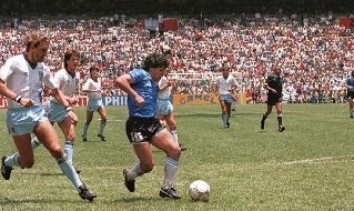Maradona mentre calcia per siglare l'1-0 contro l'Inghilterra