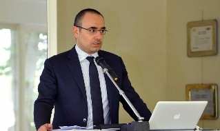Marco Bellinazzo durante una conferenza