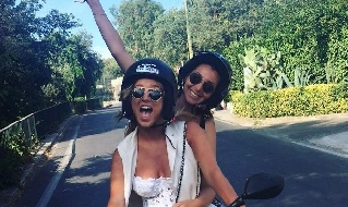 Kat, la moglie di Mertens, si diverte a Capri in motorino
