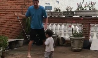Jorginho e suo figlio alle prese con lo strummolo, un antichissimo gioco napoletano [VIDEO]