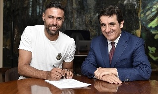 Salvatore Sirigu firma il contratto con il presidente del Torino, Urbano Cairo
