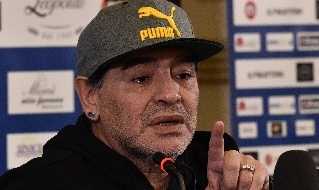Diego Armando Maradona è un allenatore di calcio, dirigente sportivo ed ex calciatore del Napoli