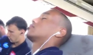 In viaggio verso Dimaro, Leandrinho s'addormenta e Jorginho lo sfotte [VIDEO]