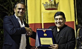 Maradona riceve la cittadinanza onoraria da parte di De Magistris