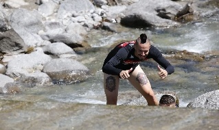 Hamsik tempra i suoi muscoli nel fiume ghiacciato dopo l'allenamento