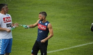 Mertens innaffia l'assistente D'Avino