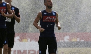 Mertens sotto l'acqua dell'innaffiatoio