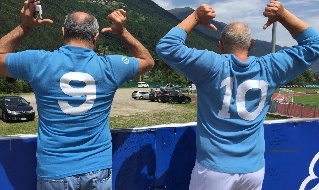 Due tifosi con le maglie indossate da Maradona e Giordano
