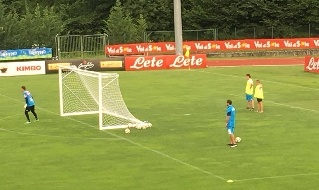 Dimaro, seduta pomeridiana: la squadra si allena sotto la pioggia e lo sguardo attento di Edo De Laurentiis