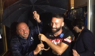 Pioggia battente, dopo lo show Tonelli continua a scherzare dietro le quinte [VIDEO CN24]