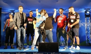Mertens, Tonelli e Mertens sul palco con i comici di Made in Sud