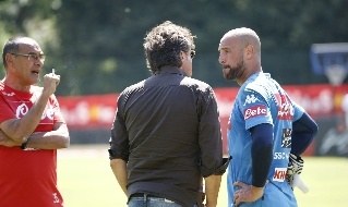 Pepe Reina, portiere del Napoli, e l'allenatore Maurizio Sarri