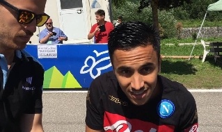 Adam Ounas firma gli autografi ai tifosi a Dimaro