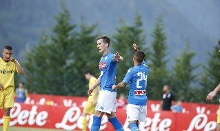 Napoli - Bassa Anaunia, fine primo tempo: 7-0 il risultato, tripletta Milik
