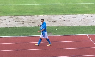 Sostituito dopo 27', i tifosi lo applaudono mentre esce dal campo: Ounas saluta e sorride