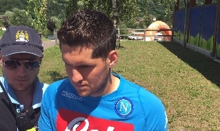 Rafael mentre firma gli autografi ai tifosi del Napoli