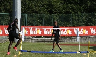 Zapata e Leandrinho giocano a calcio-tennis