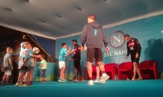 Dimaro, dei bambini chiedono agli azzurri di salire sul palco per giocare a calcio: richiesta accettata!