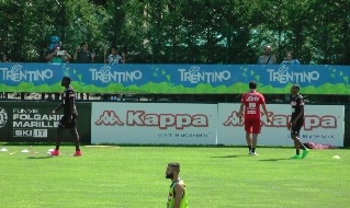 Duvan Zapata e Leandrinho si allenano a Dimaro