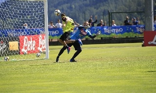 Insigne stacca di testa ed anticipa Luigi Sepe