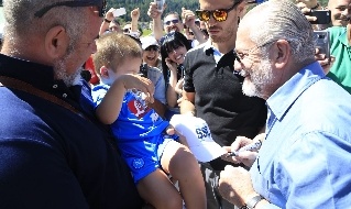 Aurelio De Laurentiis abbraccia i tifosi a Dimaro