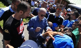 De Laurentiis abbraccia i tifosi, siparietto goliardico per una maglia non originale