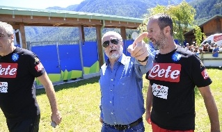 Aurelio De Laurentiis incontra i tifosi nel ritiro del Napoli a Dimaro