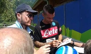Dimaro, giorno 17: Maggio firma autografi
