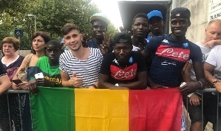 Napoli - Chievo, all'esterno dello stadio Briamasco un gruppo di giovani senegalesi ad attendere Koulibaly [FOTO CN24]