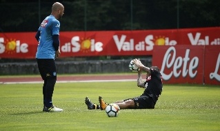 Reina firma autografi dopo Napoli-Chievo