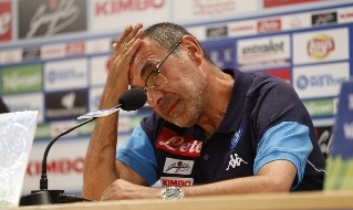 Maurizio Sarri in conferenza alle ore 19 da Dimaro