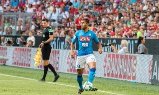 Faouzi Ghoulam è un calciatore francese naturalizzato algerino, difensore del Napoli e della Nazionale algerina
