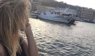 Lady Milik incantata dal mare di Napoli: "Beautiful day!" [FOTO]