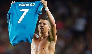 Cristiano Ronaldo mostra la maglia al Camp Nou