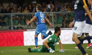 Arkadiusz Milik esulta dopo il gol in Hellas Verona - Napoli