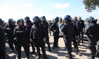 Carabinieri in assetto antisommossa